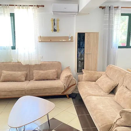 Your Seaside Home! Entire Place, Free Parking Apartment