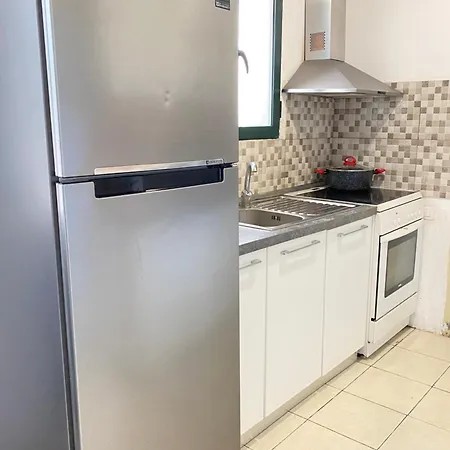 Your Seaside Home! Entire Place, Free Parking Apartment