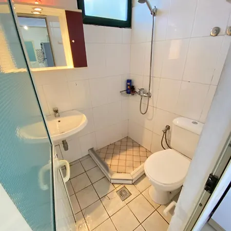 Your Seaside Home! Entire Place, Free Parking Apartment Vlore